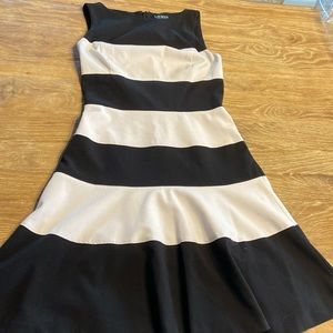 Ralph Lauren LAUREN dress black and white size 0 (fits like a 2 or 4 ) .Lining